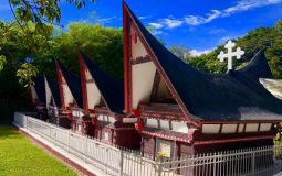 Museum Huta Bolon Simanindo – Sejarah, Koleksi, Lokasi & Ragam Aktivitas