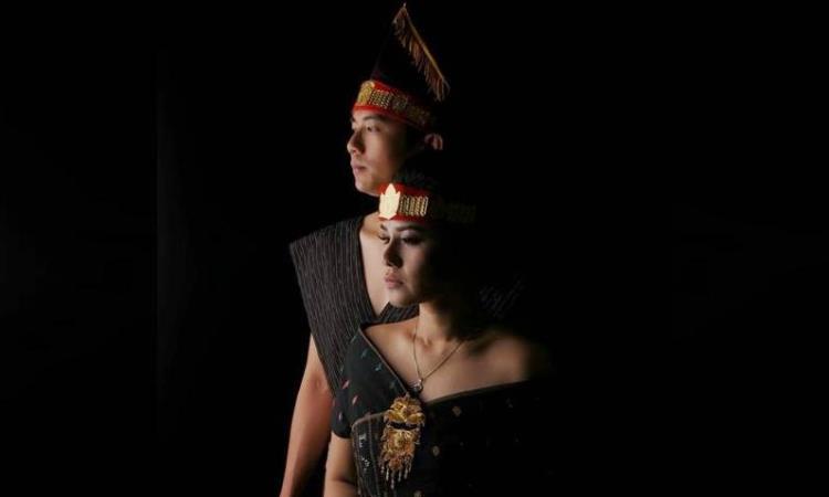 Pakaian Adat Suku Batak Samosir