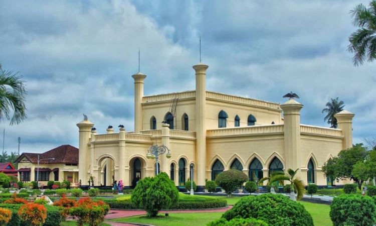 Istana Siak Sri Indrapura, Istana Bersejarah Peninggalan Sultan Syarif Hasyim di Riau - Andalas Tourism