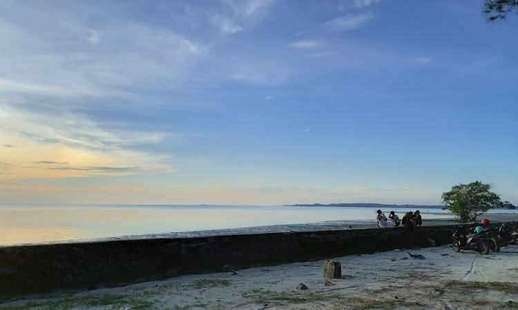 Aktivitas Pantai Tanjung Pendam Belitung