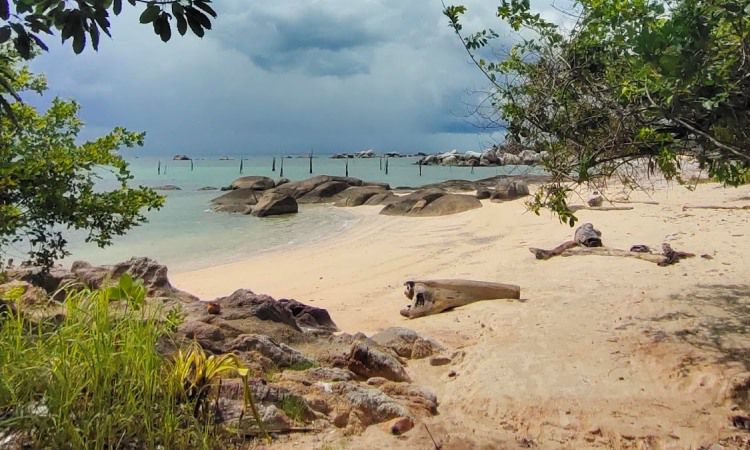 Alamat Pantai Laskar Pelangi Belitung