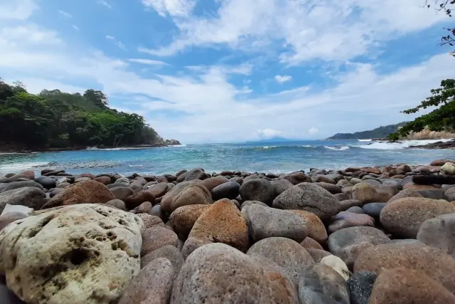 Pantai Gigi Hiu, Pantai Unik dengan Batuan Karang yang Mengagumkan di Tanggamus - Andalas Tourism